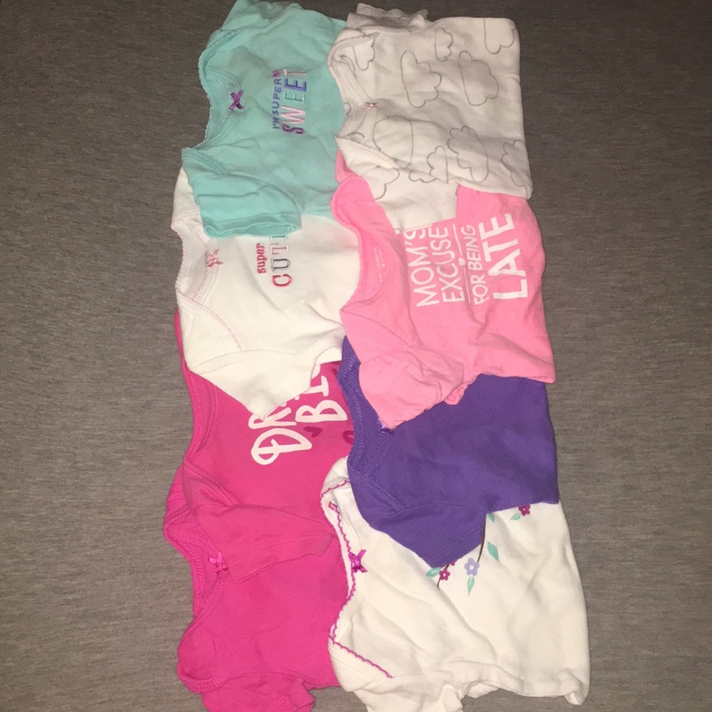 5/$25 ⭐️ Carter’s Baby girl bodysuits